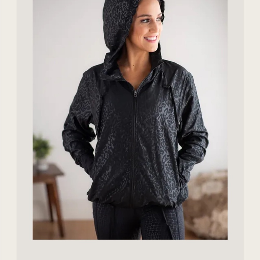 ZYIA Black leopard athletic windbreaker full zip adjustable waist (bin E)